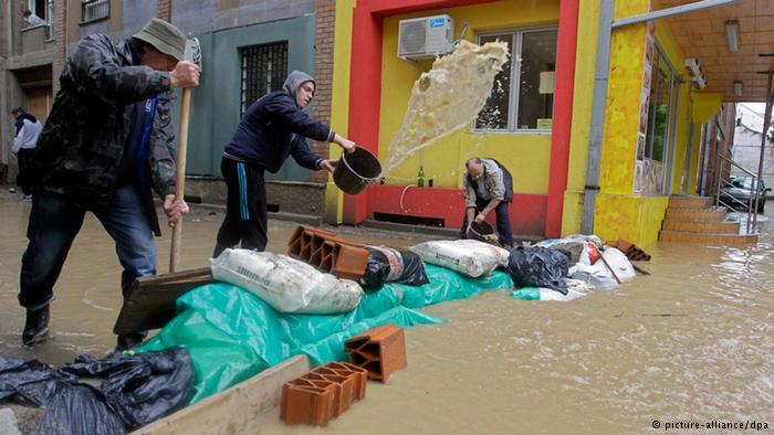 Kampf gegen die Fluten Unzählige Sandsäcke wurden aufgetürmt, um die Wassermassen zurückzuhalten. "Was uns widerfährt, geschieht nur einmal in tausend Jahren, nicht hundert, sondern tausend", sagte der serbische Ministerpräsident Aleksandar Vucic.