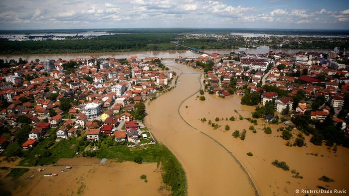 Wasser ohne Ende Nach den verheerenden Überschwemmungen bleibt die Lage in Serbien und Bosnien äußerst kritisch, insbesondere entlang des Flusses Save. In der Region waren in den vergangenen Tagen die heftigsten Regengüsse seit mehr als 120 Jahren niedergegangen.