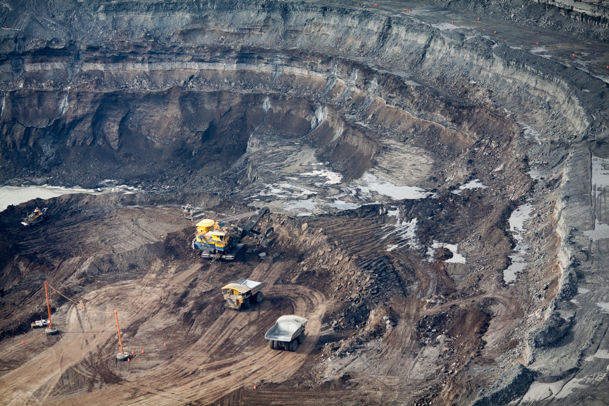 Mining operations at the North Steepbank Extension. Suncor mine, Alberta, Canada.
