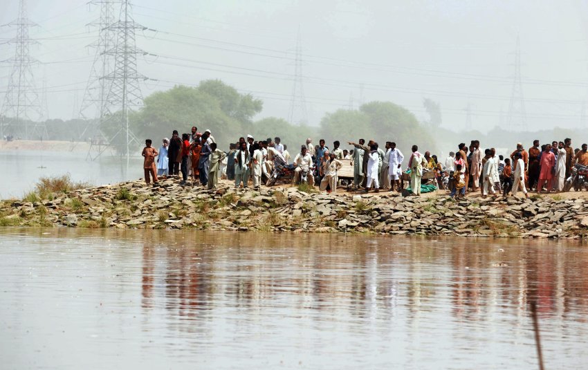 Flucht vor den Wassermassen: In Sher Shah, einem Ort in der ostpakistanischen Provinz Punjab, sammeln sich Menschen auf einem etwas höhergelegenen Stück Boden AFP PHOTO/ Arif ALI